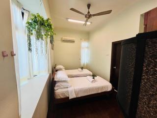 Greenic Family Vacayy Retreat - BBQ , PS4 , SWIMMING POOL - 5 mins to the BEACH - Batu Ferringhi - 9