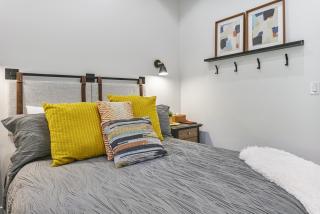 9005B - Luxury Two Bedroom Den - 6