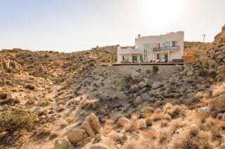 Casa Blanca by Fieldtrip Boulder Estate with Hot Tub Soaking Pool Outdoor Shower - Yucca Valley - 4