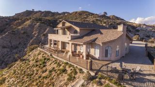Summit House Joshua Tree Iconic Mountain Estate with Spa Ping-Pong Pool Table Fire Pit - Yucca Valley - 4