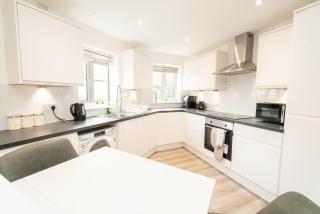 Pristine Purfleet Newly Renovated 2Bed, 2Bath - 4