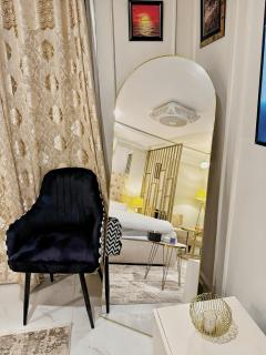 Cozy Apartment with a King Bed - Lahore - 7