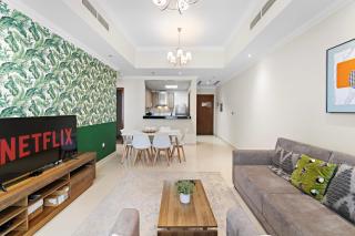 Chic 1BR APT with Pool and Gym - Dubai - 3