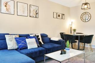 Elegant 2BR Aylesbury Home, Sleeps 4, Parking, Work, Leisure, Friendly - 0