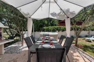 Holiday Home Hana-Stunning peninsula- with Hot Tub - Banjole - 5