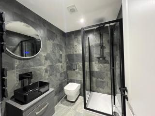 Luxury 2 Bed Apartment - Contractor Friendly - FREE Parking - WIFI & High Tech - 2 Bathrooms - - 8