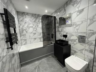 Luxury 2 Bed Apartment - Contractor Friendly - FREE Parking - WIFI & High Tech - 2 Bathrooms - - 7