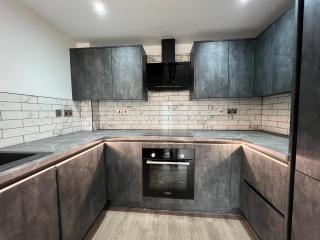 Luxury 2 Bed Apartment - Contractor Friendly - FREE Parking - WIFI & High Tech - 2 Bathrooms - - 6