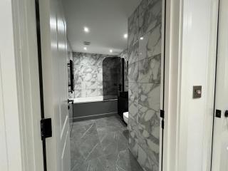 Luxury 2 Bed Apartment - Contractor Friendly - FREE Parking - WIFI & High Tech - 2 Bathrooms - - 3
