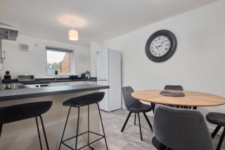 Spacious 5-Bedroom Home With Parking Space - Sheffield - 4