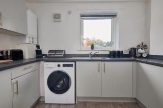 Spacious 5-Bedroom Home With Parking Space - Sheffield - 9