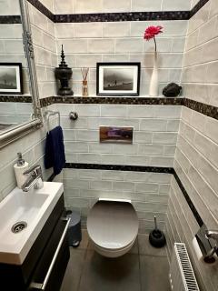 Luxury Apartment by Hi5- The Actor's Den - 5