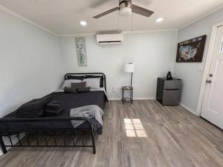 Bright & Comfortable Bungalow! - East Tulsa - 0