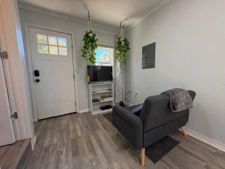 Bright & Comfortable Bungalow! - East Tulsa - 8