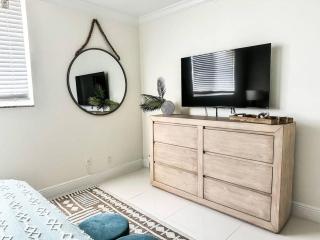 Bright & Modern Condo with Balcony by the Beach - 4