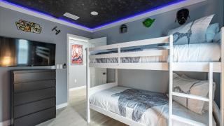 7BD No Carpet Home with Pool Spa BBQ and Game Room - 7