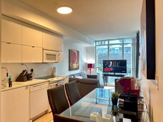 1Bdrm plus den with 2 real beds plus sofabed & Terrace & parking - 3