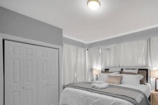 Spacious Haven - 8-Minutes to Chicago - Sleeps 10 - 4