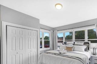 Spacious Haven - 8-Minutes to Chicago - Sleeps 10 - 1