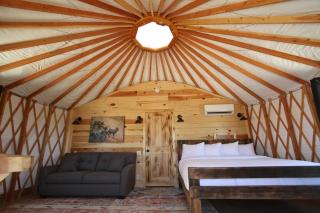 Yurt Overlook #01 with AC and Private Bath King Suite - 8