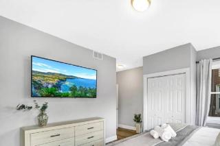 Spacious Haven - 8-Minutes to Chicago - Sleeps 10 - 8