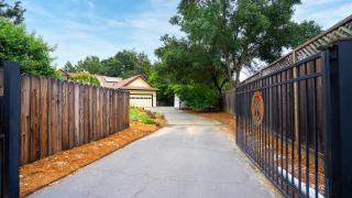 Masterbed, Luxury Garden Reasort - Cloverdale - 0