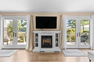 Canandaigua Lake Retreat with view and private beach access, foliage, hike, and Ski - Canandaigua - 1