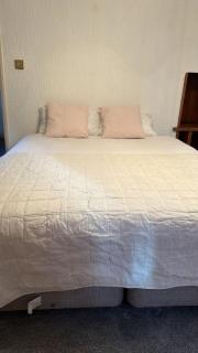 Guest House in Rose Meare Gardens - Bristol - 5