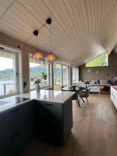 Hus sentralt i øystese med privatliv - 1