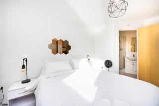 Stunning 2 Bed Flat With City Views - Barking - 2