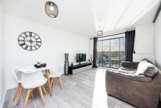 Stunning 2 Bed Flat With City Views - Barking - 9