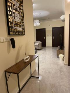 شقة فندقية غرفتين نوم وغرفة معيشة ومدخل خاص وباركنج سيارة - Riyadh Al Khabra - 3