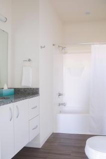 East Side Luxury 1BR Apt - Near Brady and Fiserv with Balcony - Sleeps 5 - 1