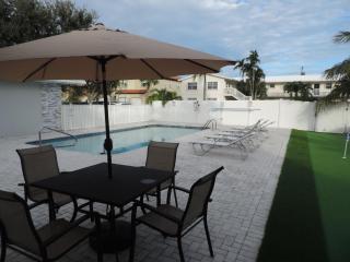 Cozy Getaway Studio with Pool and Putting Green 1A - Fort Lauderdale - 1