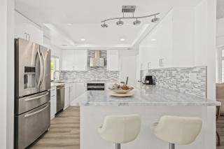 Newly Remodel Luxury Home with Hotel-Like Amenity - Rowland - 8