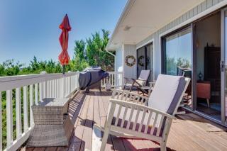 St Helena Island Retreat with Deck Walk to Beach - 9