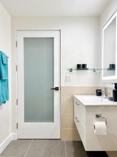 Downtown Escape - 2BR w Skyline Views & Hot Tub - 3