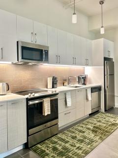 Downtown Escape - 2BR w Skyline Views & Hot Tub - Los Angeles - 3