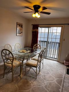 7 minutes to IAD upstairs room in DC Metro area Middle size room - 7