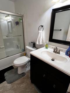 7 minutes to IAD upstairs room in DC Metro area Middle size room - 6