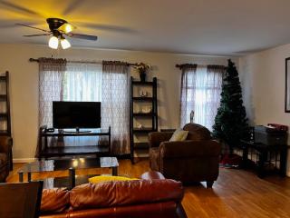 7 minutes to IAD upstairs room in DC Metro area Middle size room - Sterling - 4