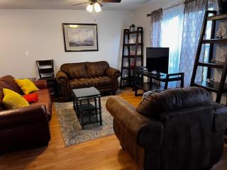 7 minutes to IAD upstairs room in DC Metro area Middle size room - 2