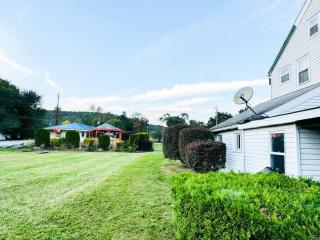 Countryside Home with Rustic Feel in heart of Corning - Corning Manor - 1