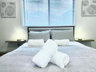 Surfside Holiday Home 100m Beach - Batemans Bay - 1