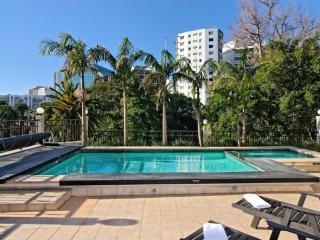 Free carpark, balcony with park views, pool and spa - Auckland - 9