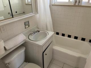 Shared house Central Denver- Queen sleeper sofa-24hr self check in one person - 1
