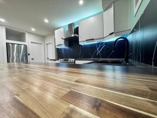 Charming & Compact Retreat - St. Albert - 7