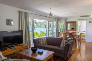 LAST ON THE STRAND, RUSSELL - The BOATHOUSE - 2