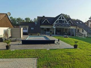 Moderne Dachgeschosswohnung mit Garten, Pool, Balkon - - 0