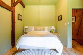 Unique Fully Restored Landmark Barn in Hudson - 5